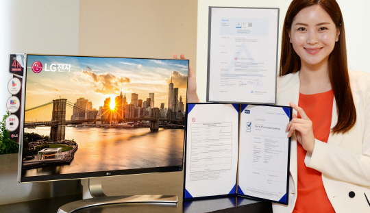 인터텍 등 세계 유수의 인증기관들로부터 화질을 검증 받았다. 이번 검증에는 초고해상도의 울트라HD 화질, 높은 색 정확도(sRGB 99% 이상), IPS패널의 넓은 시야각 등 핵심적인 화질 요소들이 포함됐다. 홍보도우미가 서울 여의도 LG트윈타워에서 세계적인 인증기관들로부터 화질을 인정 받은 LG 울트라HD 모니터를 소개하고 있다.